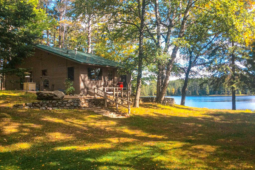 Peaceful, quiet lakefront dog-friendly cabin with fishing dock, boats, fire pit