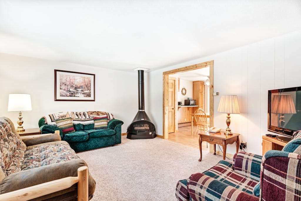 Lovely condo with a lake access plus shared tennis & basketball courts