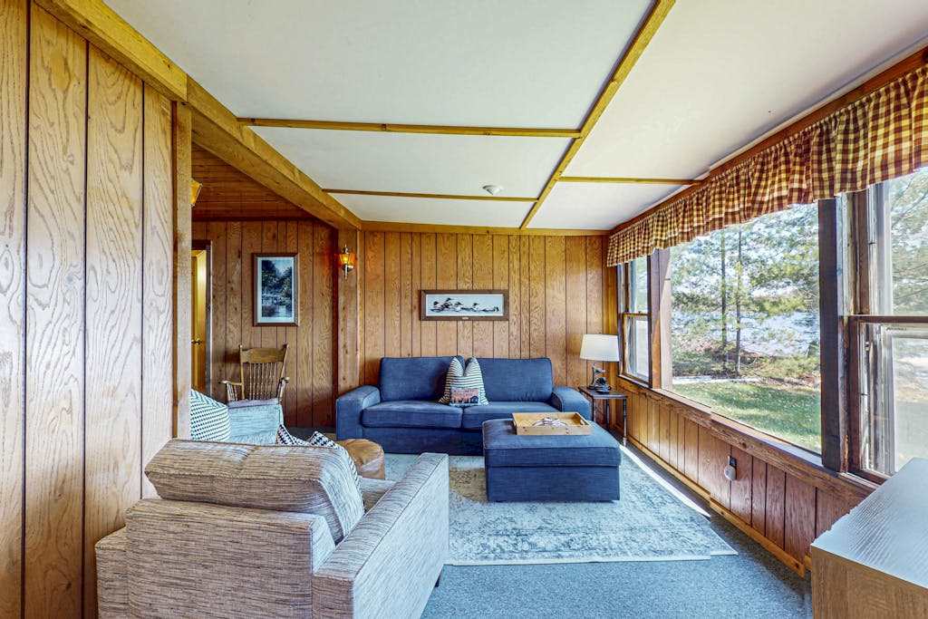 Cozy, lakefront cottage with a firepit,kayak,shared patio, gas grill, & free WiFi