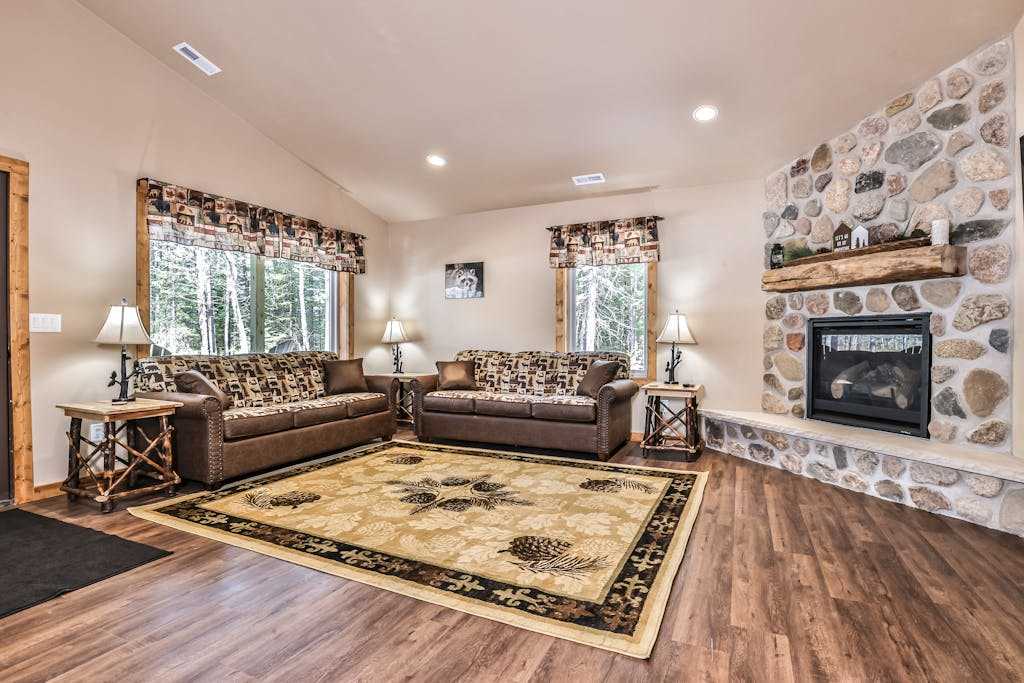 Stylish dog-friendly cabin with hot tub, fireplace, patio, grill, central AC, & washer & dryer
