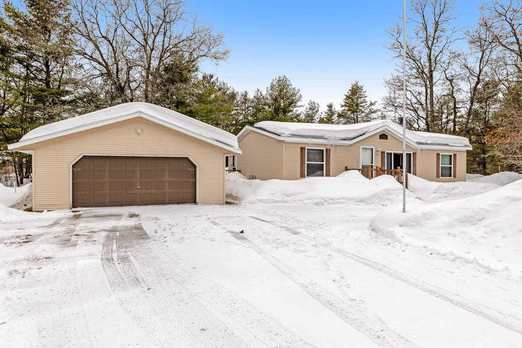 Charming home with gas grill, full kitchen, deck, patio, TV, and washer & dryer