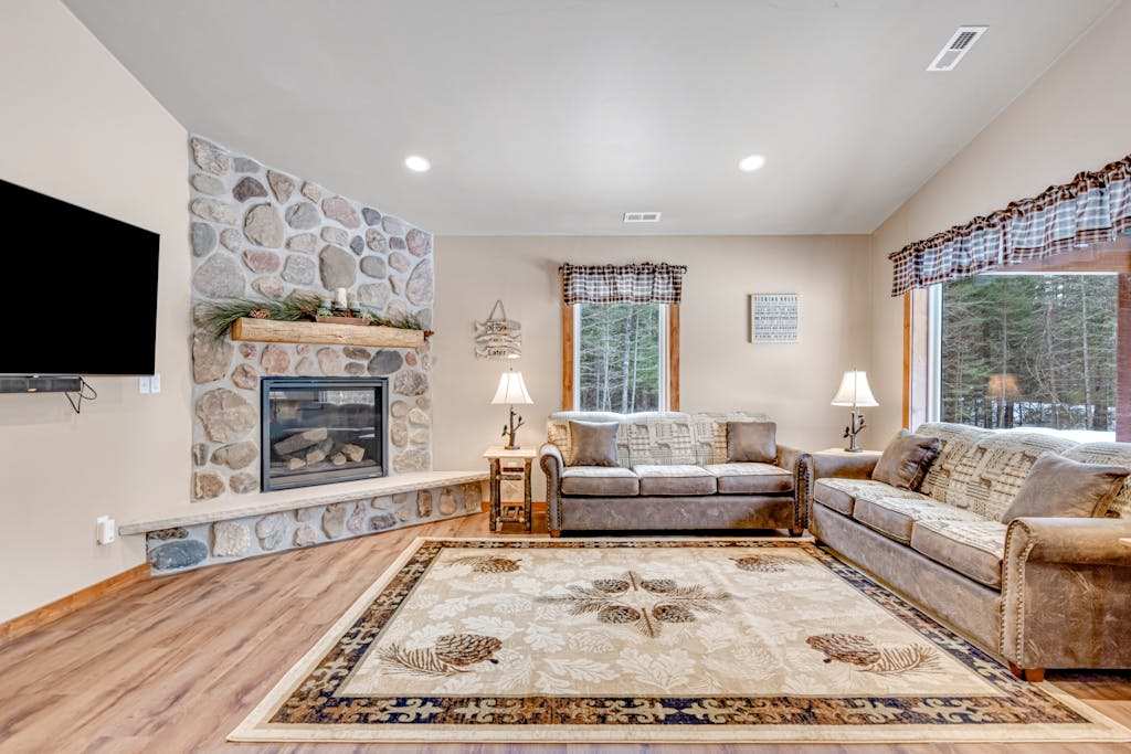 Modern dog-friendly cabin with hot tub, gas fireplace, patio, grill, & washer & dryer