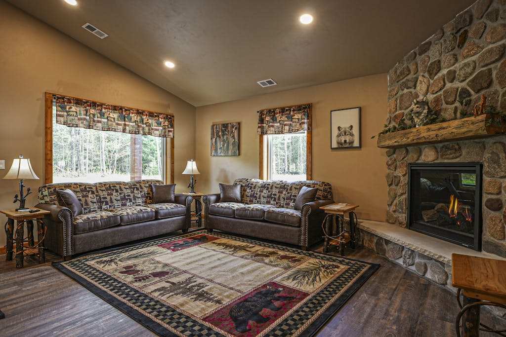 Modern dog-friendly cabin with hot tub, gas fireplace, patio, grill, & W/D