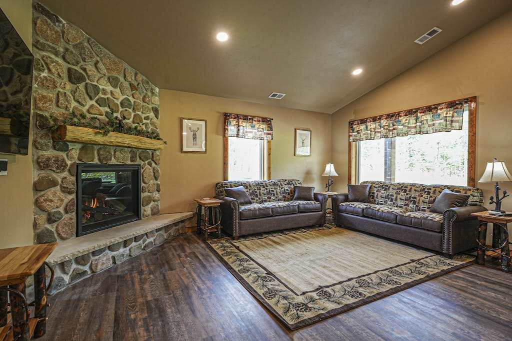 Modern dog-friendly cabin with hot tub, gas fireplace, patio, grill, & W/D