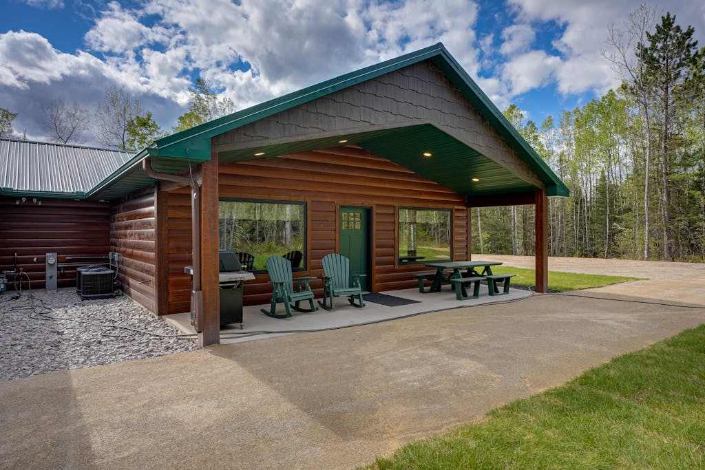 Modern dog-friendly cabin with hot tub, gas fireplace, patio, grill, & W/D