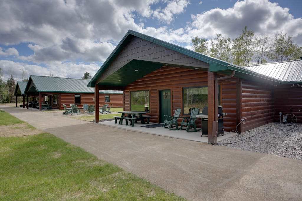 Modern dog-friendly cabin with hot tub, gas fireplace, patio, grill, & washer & dr