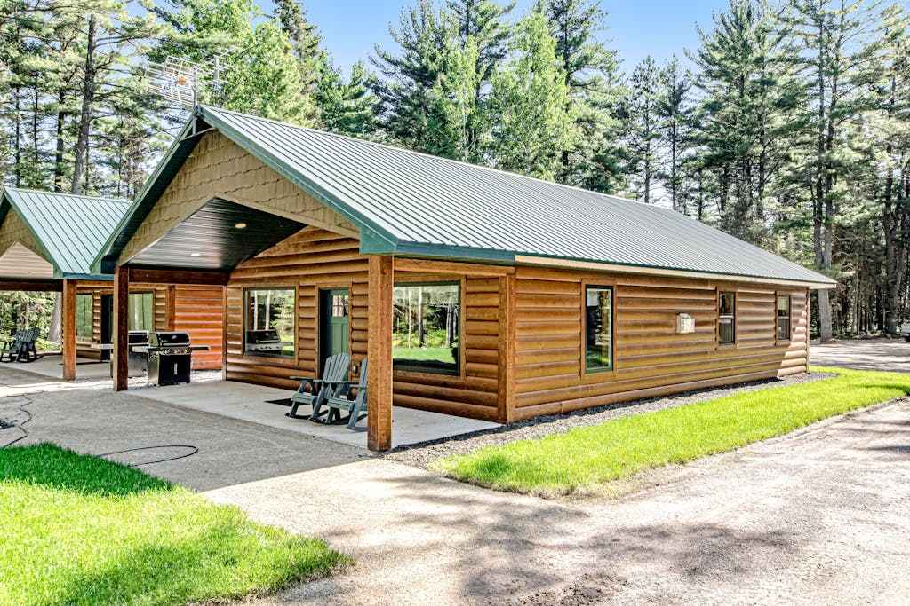 Modern dog-friendly cabins with hot tub, fireplace, patio, grill, central AC, & washer & dryer