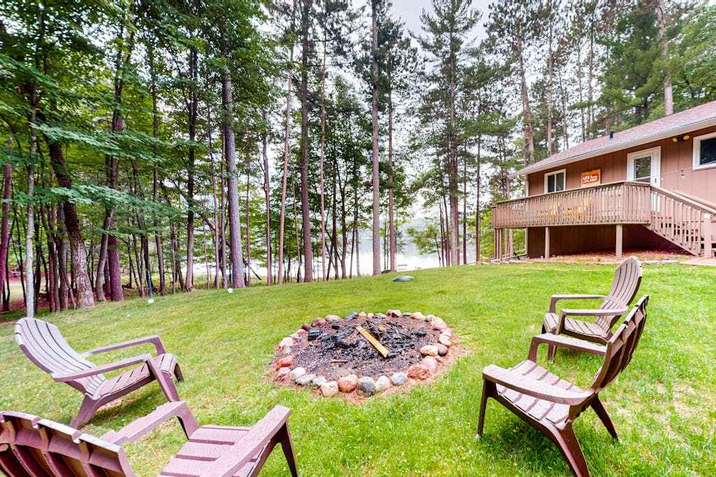 Hillis House - Lakefront house in Arbor Vitae withwater toys & two kitchens
