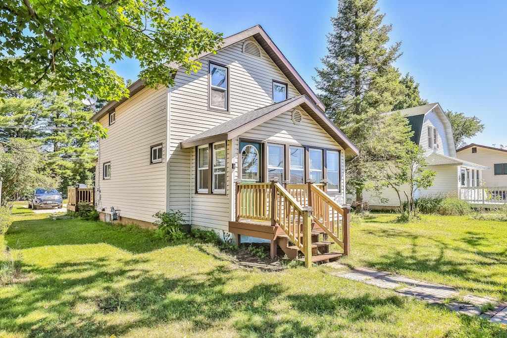 Dog-friendly cottage with deck, grill, & washer & dryer - near Riverview Park & downtown