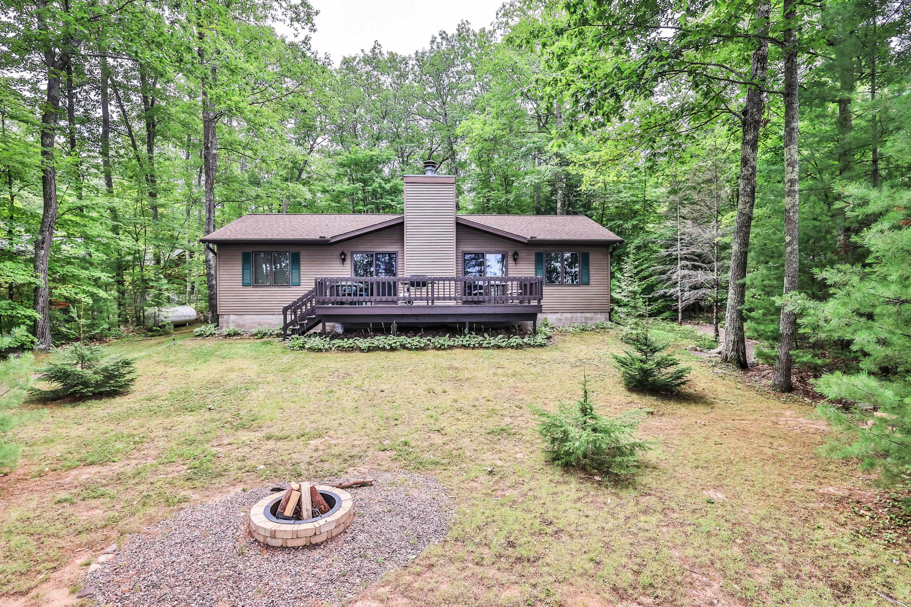 Lakefront home with firepit, screened porch, WiFi, central AC, and kayaks