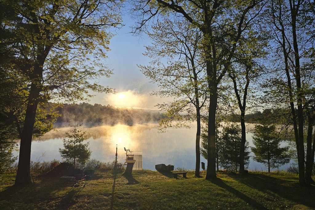 Charming Lakefront home with dock, gas grill, fire pit, on ATV & Snowmobile trail
