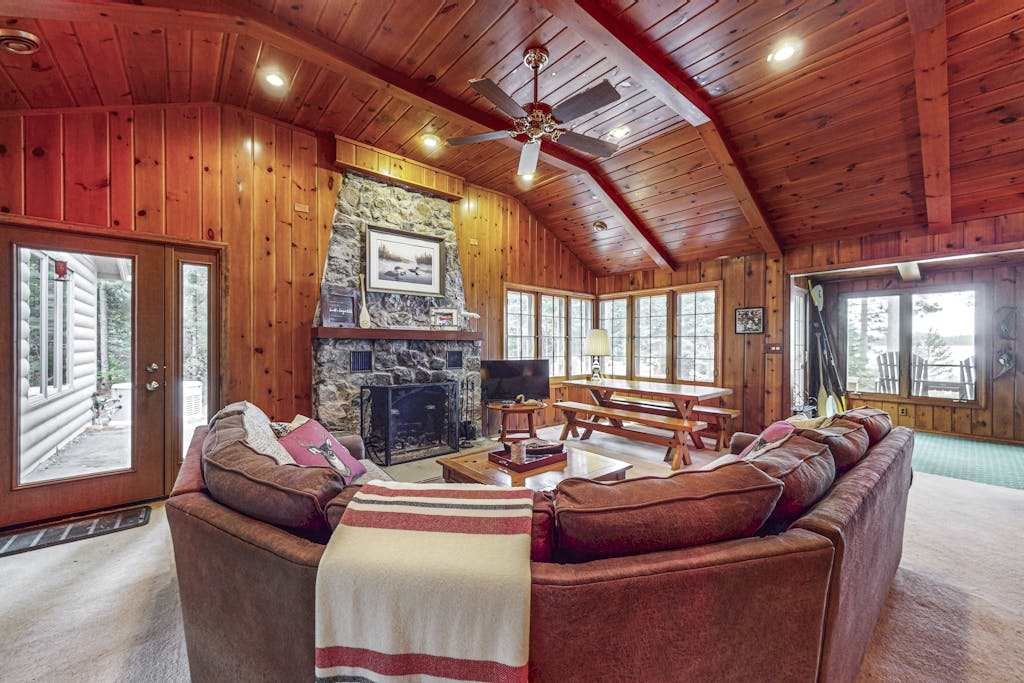 Serene Lakefront Home with Wifi, docks, kayaks, gas grill, fire pit & more
