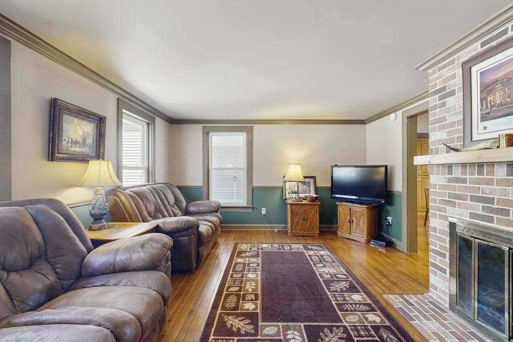 Lakefront house on 73 acres with water views, jetted tub, pool table & bars