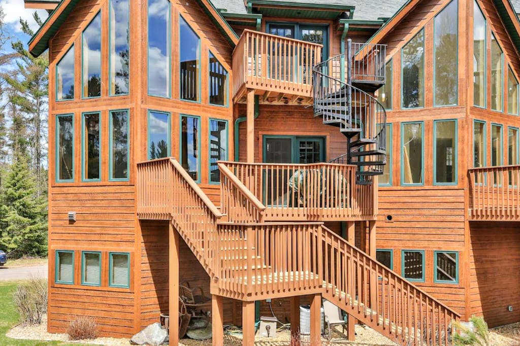 3-story townhome with dock access on Duck Lake, fireplaces, WiFi