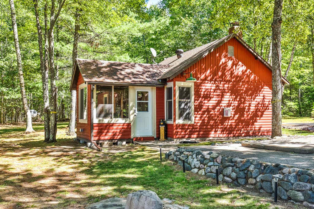 Charming, lakefront home with a gas fireplace, docks, firepit, & full kitchen