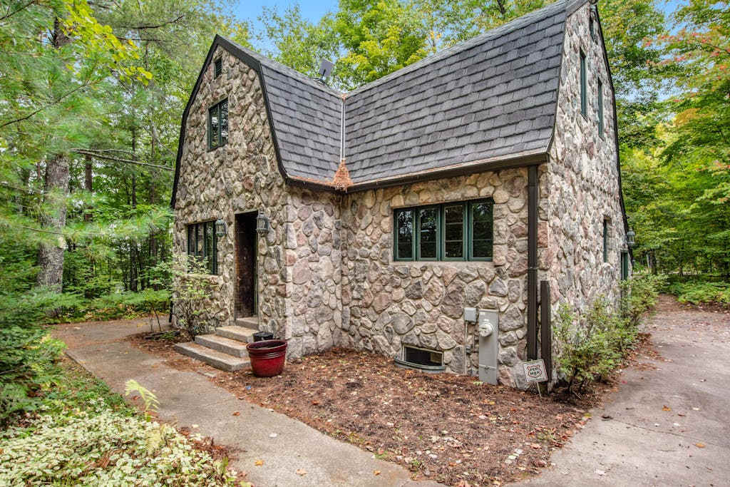 Designer cottage on Statenaker Lake with dock access, trails, & Norwegian Sauna