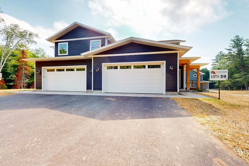 Modern Northwoods Townhouse near lakes, trails, town‚ perfect for adventures