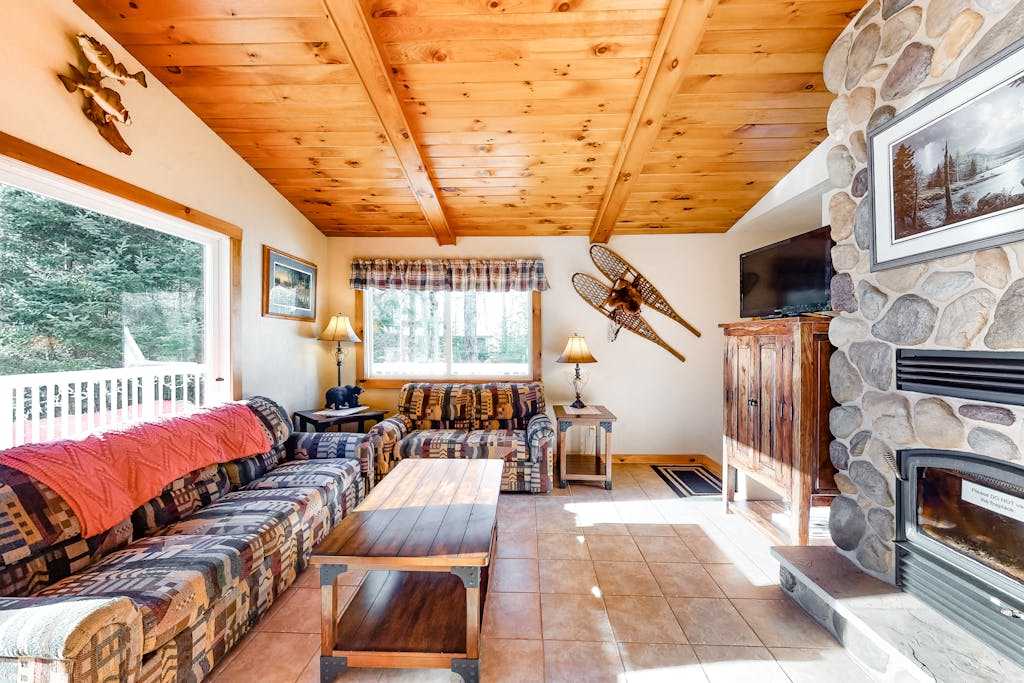 Beautiful home on High Lake withprivate pier, large deck & canoes