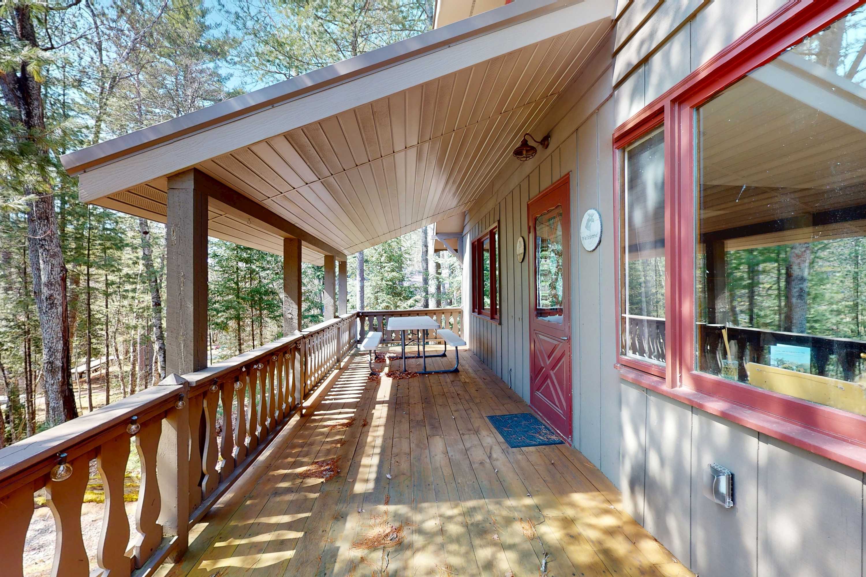 Charming Northwoods Riverfront home, with chain access, fire pit, gas grill & WIFI