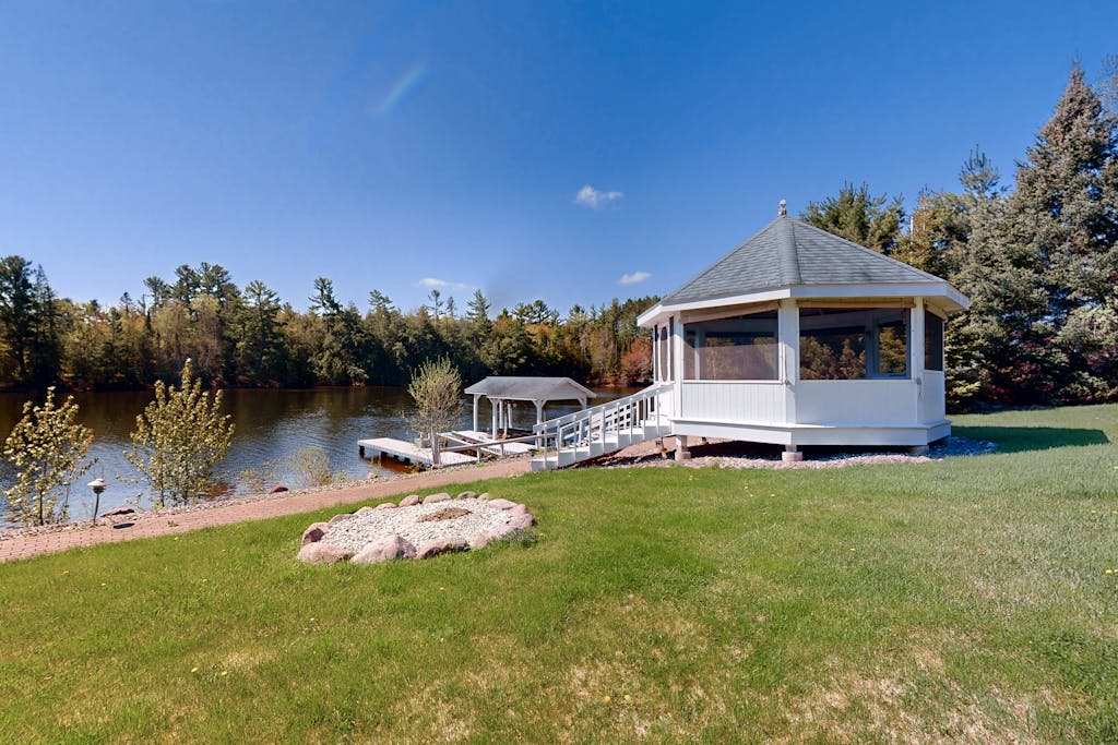Spacious lakeside retreat near golf, trails & downtown, your perfect getaway!
