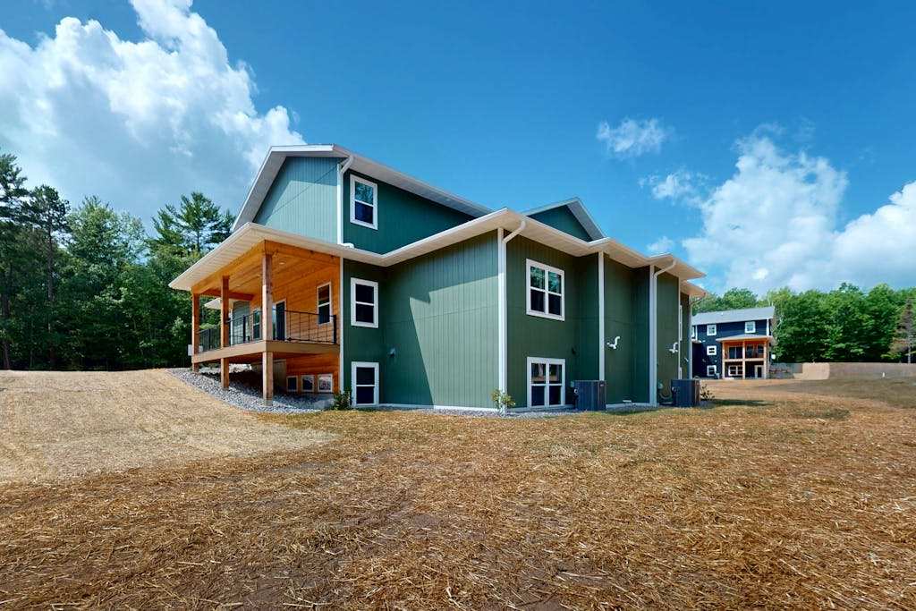 Modern Northwoods Townhouse near lakes, trails, town‚ perfect for adventures