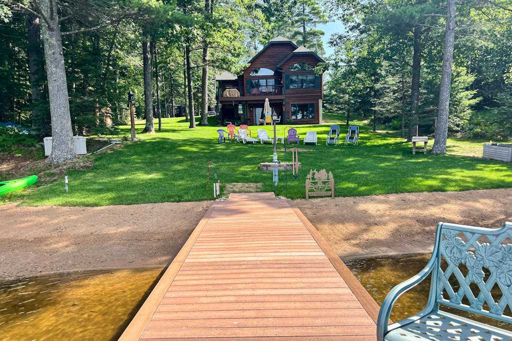 Serene Lakefront Home with Wifi, dock, kayaks, gas grill, fire pit & more