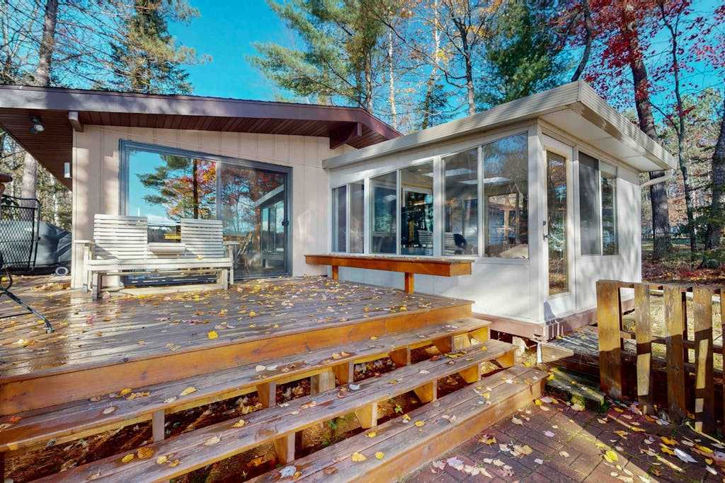 Lakefront home with, dock, grill, sunporch, WIFI, washer & dryer near Downtown