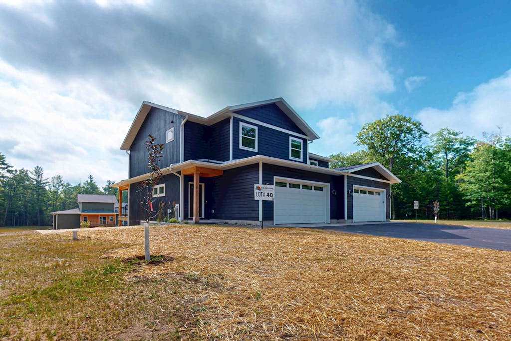 Modern Northwoods Townhouse near lakes, trails & town‚ perfect for adventures