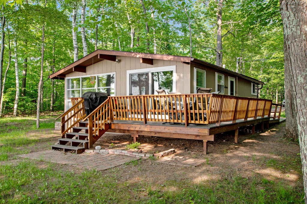 Fantastic lakefront home with fireplace, fast WiFi, washer & dryer & dog-friendly