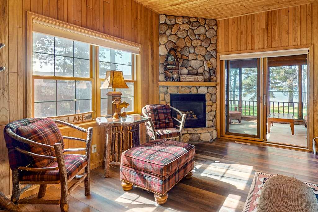 Lakefront resort retreat with screened porch, fireplace, pool, marina, & dining