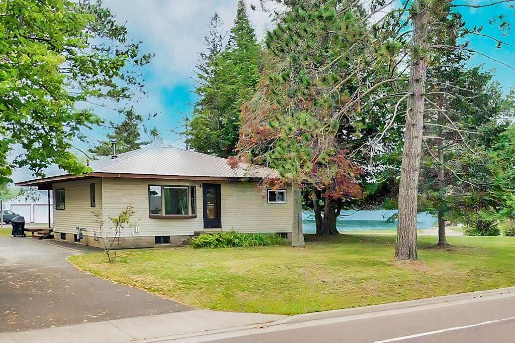Lovely home with Mercer Lake view, patio, full kitchen, on trail 17