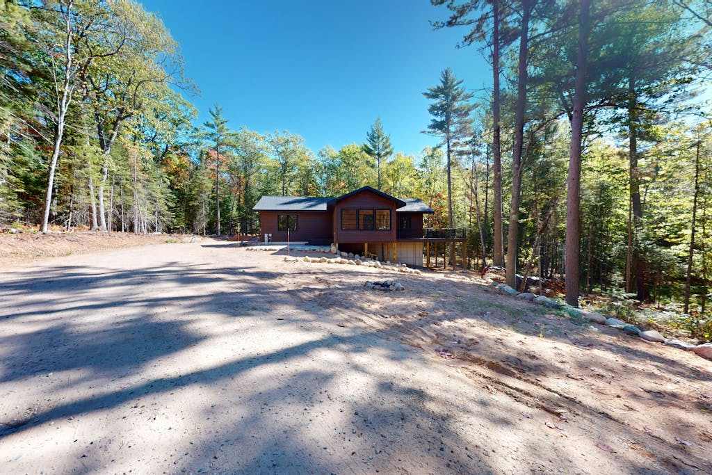 New Build-Serene Wooded Home with WIFI, Gas Grill, Near Lakes & Trails