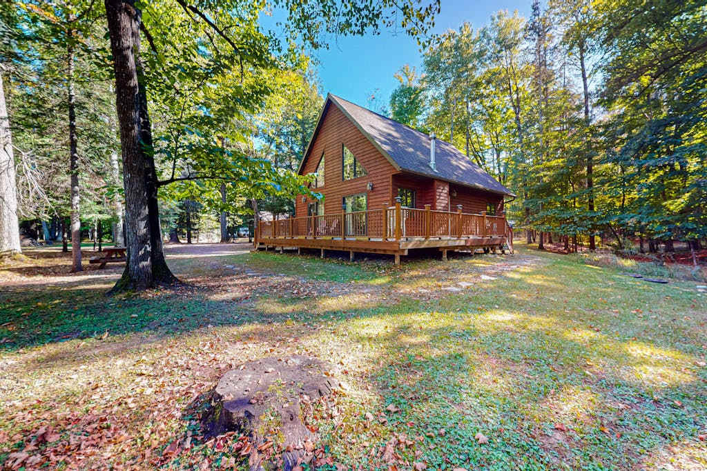 Rustic resort cabin with lake views, deck & access to docks, canoe, paddle boats