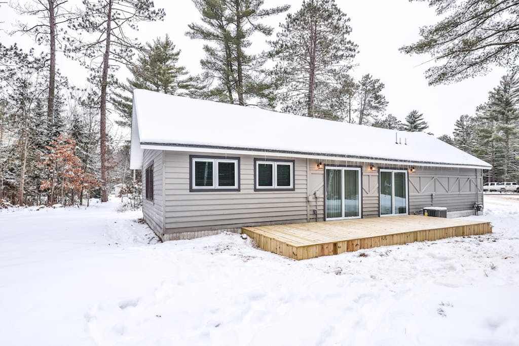Nature retreat & cabin on snowmobile trails with firepit - dogs ok