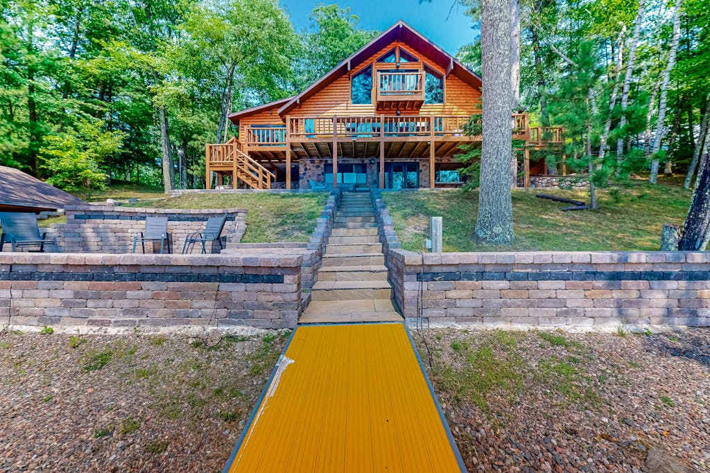 Lake House on Little Crawling Stone Lake with patio, docks, grill, firepit, & WIFI