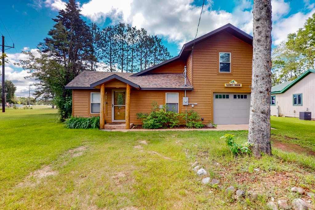 Main Level Cozy Home, Conveniently located near downtown by Lakes & Trails
