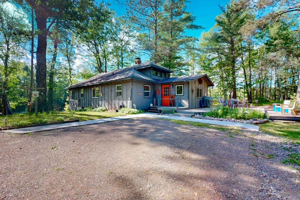 Riverside Home with Firepit, Gas Grill, and washer & dryer