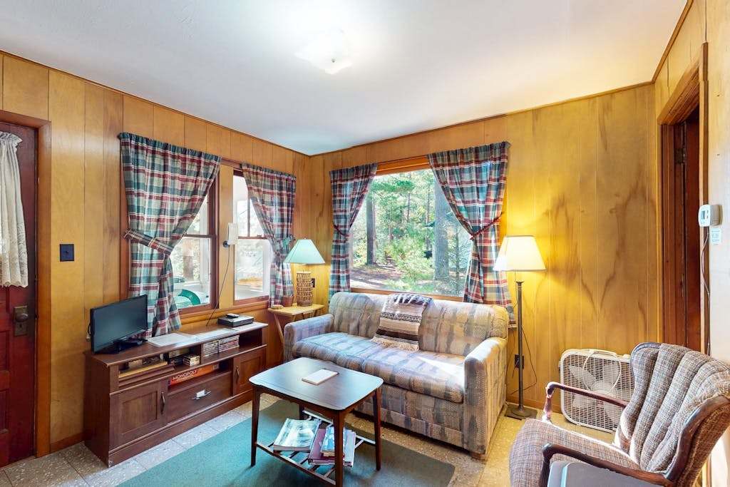 Charming waterfront cottage with shared firepit, canoe, paddlebaot & docks