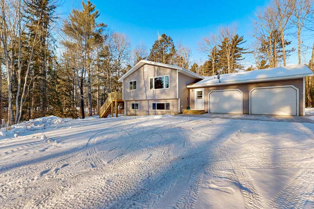 Cozy tree-lined home located near town, lakes, walking & bike trails, with firepit