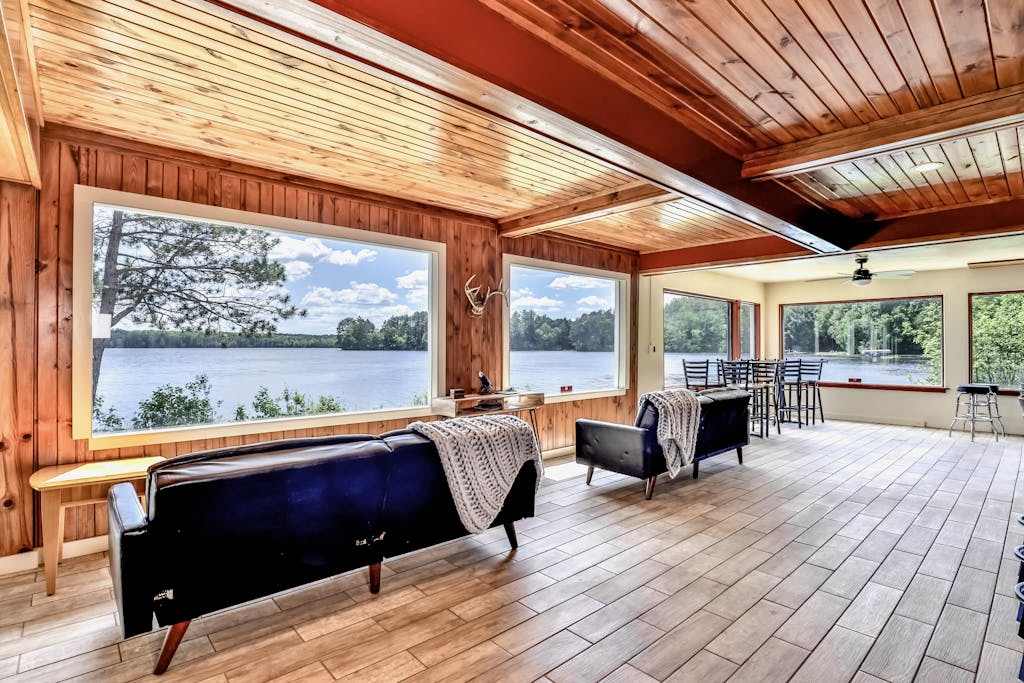 Large lakefront lodge with Kayaks, Arcade games, WIFI, next to public boat launch