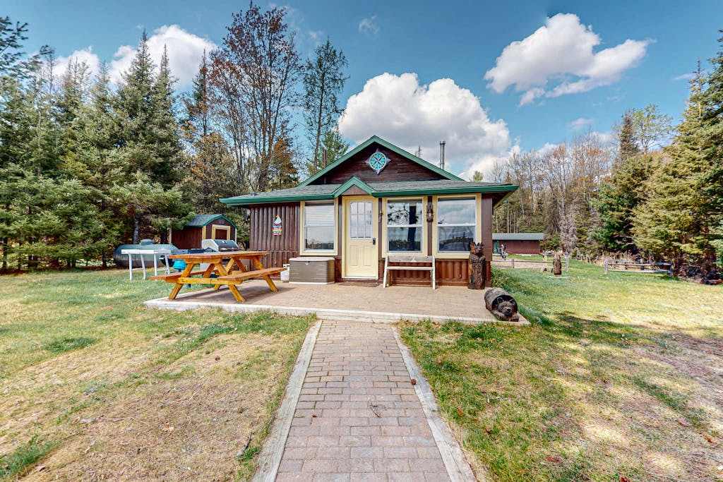 Rustic Cozy lakefront Cabin with dock, fire pit, gas grill, washer & dryer & quiet location