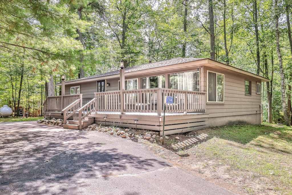 Renovated lake-view retreat with full rec lake access, boat slips, & firepits