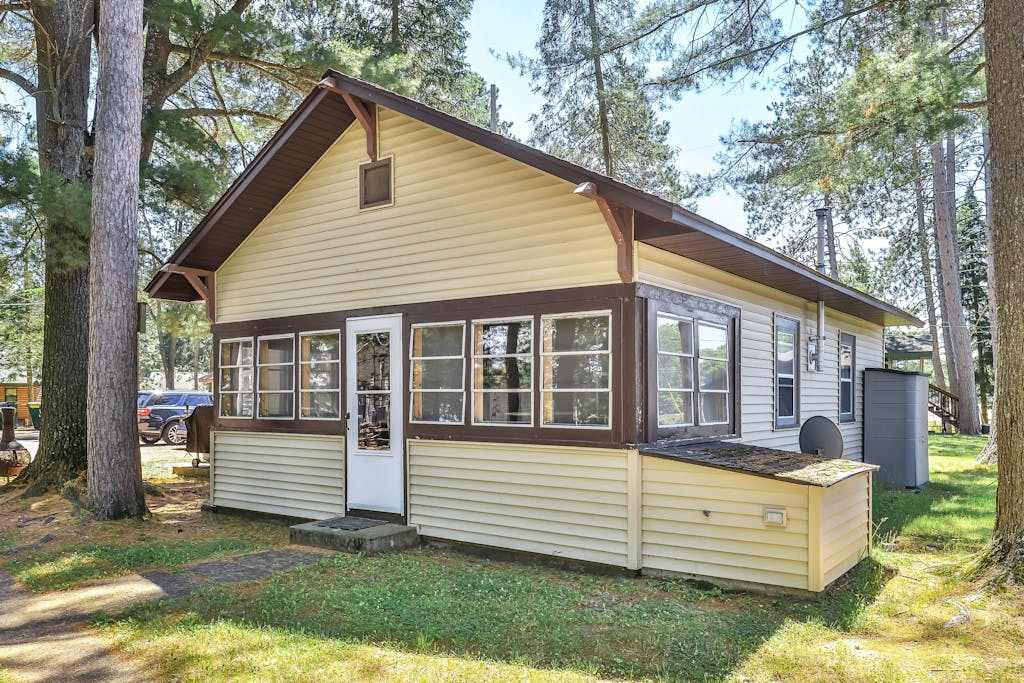 Lake view, dog-friendly cabin with porch & shared dock, swimming area, firepit