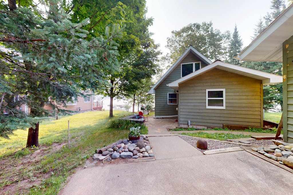 North Twin Lake Cabin with kayak, paddle boards, dock, gas grill, fire pit & WIFI