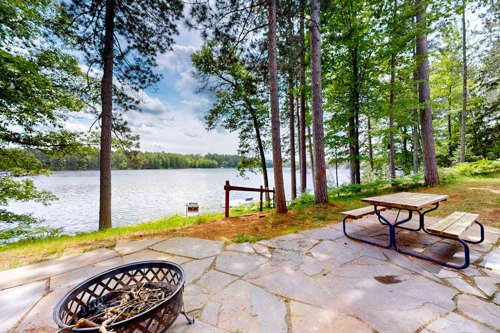 Picturesque Log Home with dock, fire pit, pool table, & WIFI