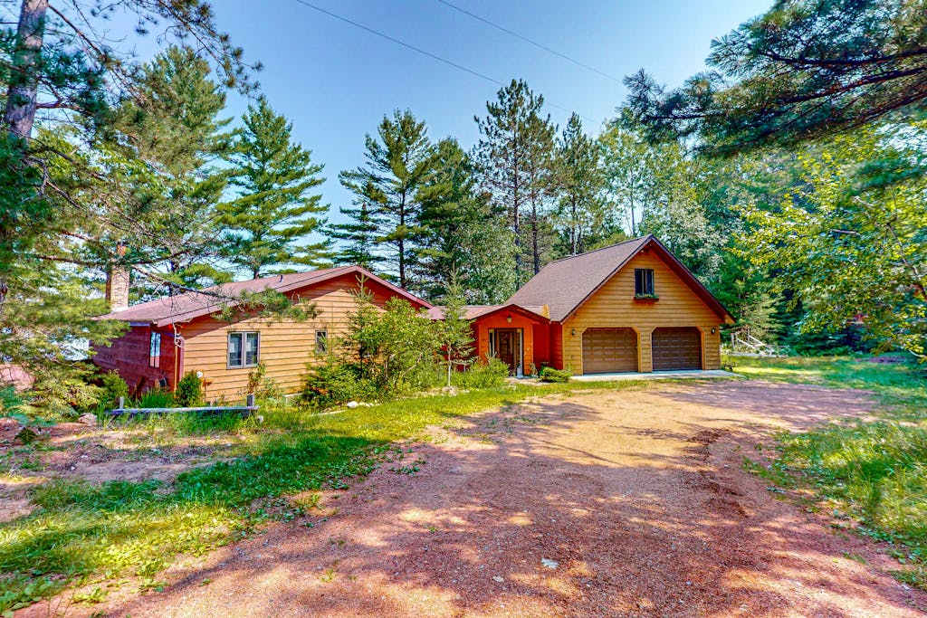 Charming 5BR Lake Home, Dog-friendly, with a full bar, Kayaks, Gas Grill, & WIFI