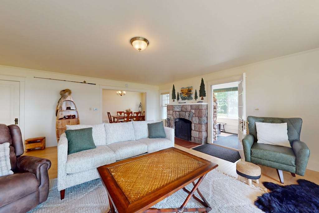 Lakefront home with large patio, docks, gas grill, fire pit, & WIFI
