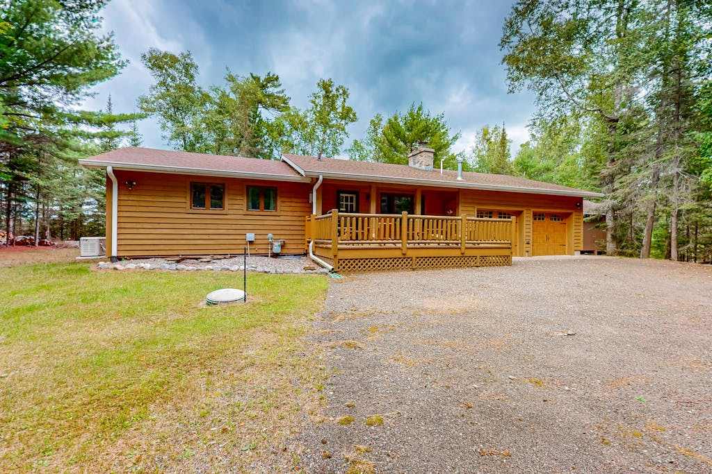 Serene Lakefront home with fire pit, dock & WIFI