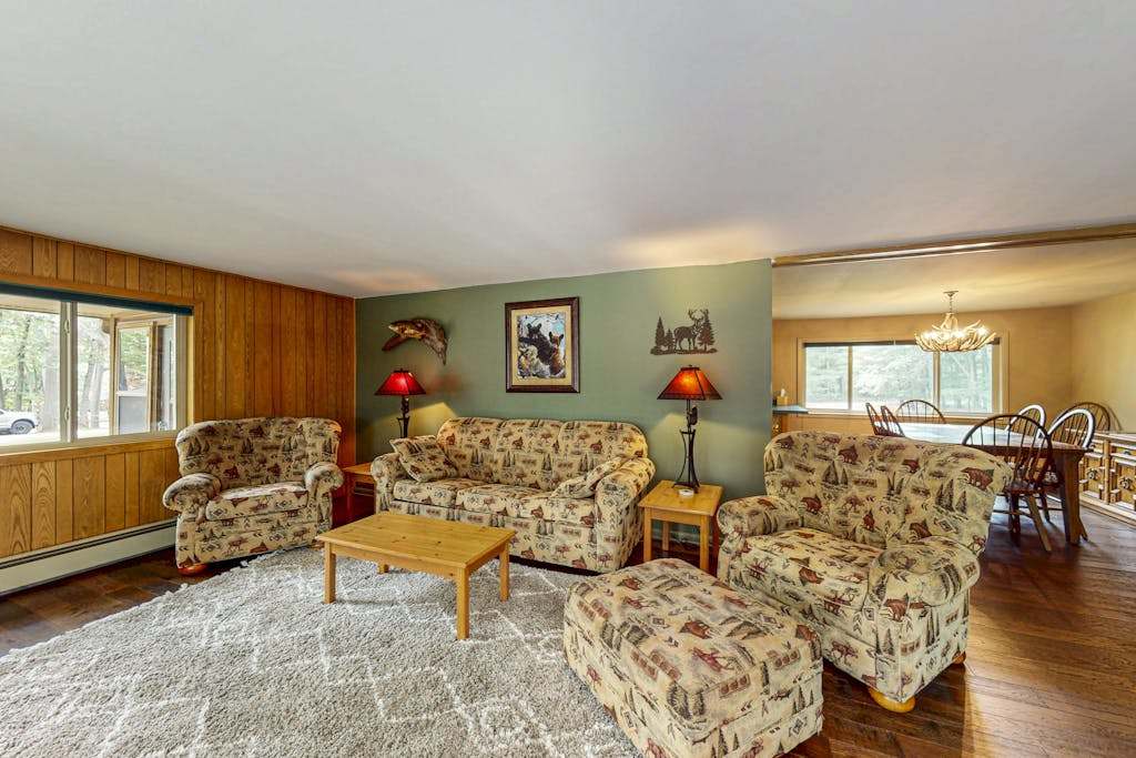 Charming Lakeview cabin with dock, fire pit, gas grill, & WIFI, Dogs-YES