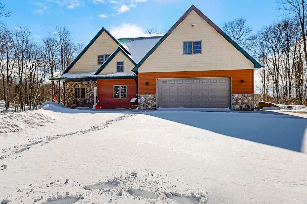 Cozy Retreat, perfect for outdoor enthusiasts, near lakes, trails & downtown